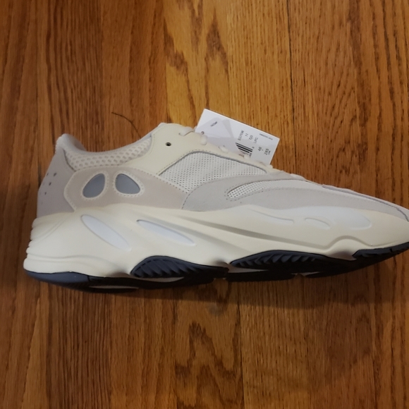 Yeezy 700 - Picture 2 of 7